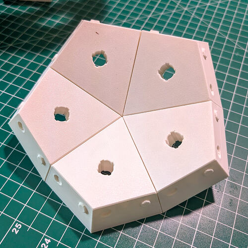 Strombic Hexecontahedron WLED Globe-13