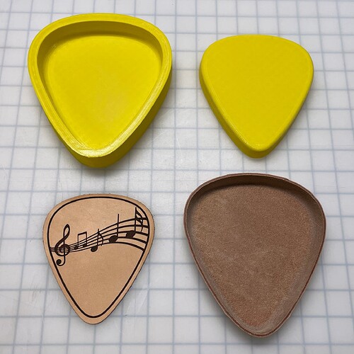MOLDED LEATHER TRAY GUITAR PICK